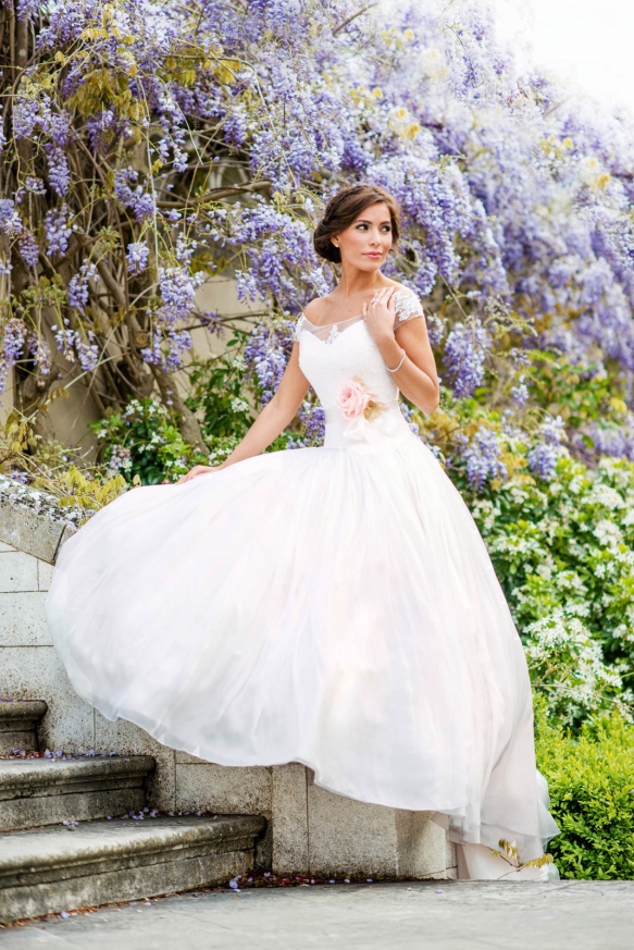 Floral Appliques Style Wedding Dresses (1 Of 8)
